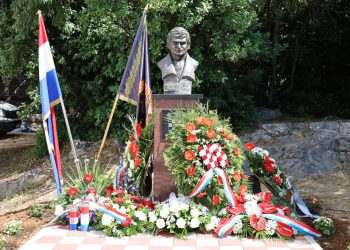 Svečano otkirvena bista Anti Gašparu, heroju Domovinskog rata