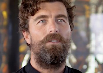 Svećenik surfer drugi put spasio živote u moru: ‘Bog mi daje milost’