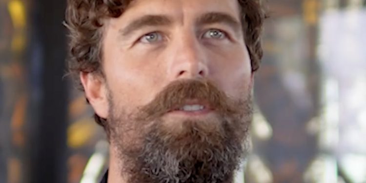 Svećenik surfer drugi put spasio živote u moru: ‘Bog mi daje milost’