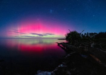 Svijetlo zeleni meteor zumira pored Sydneya dok Auroras zasljepljuje po cijeloj Australiji