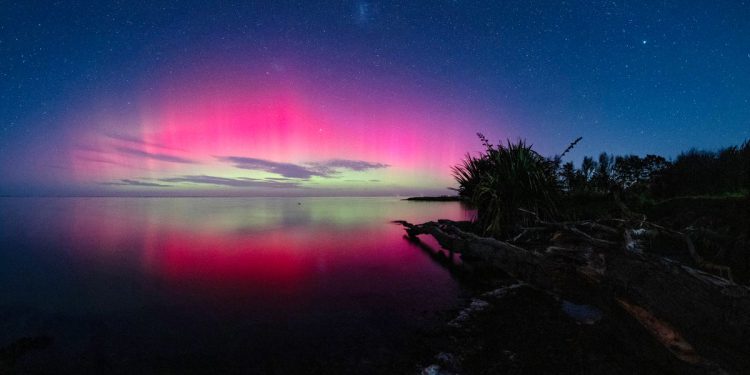 Svijetlo zeleni meteor zumira pored Sydneya dok Auroras zasljepljuje po cijeloj Australiji