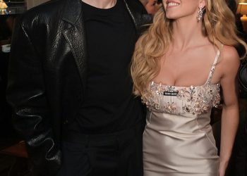 Sydney Sweeney pridružuje se rijetko viđen mlađi brat Trent dok je u prsatu izložilo satensku haljinu za zagrljaj figura u premijeri Echo Valley Afterparty