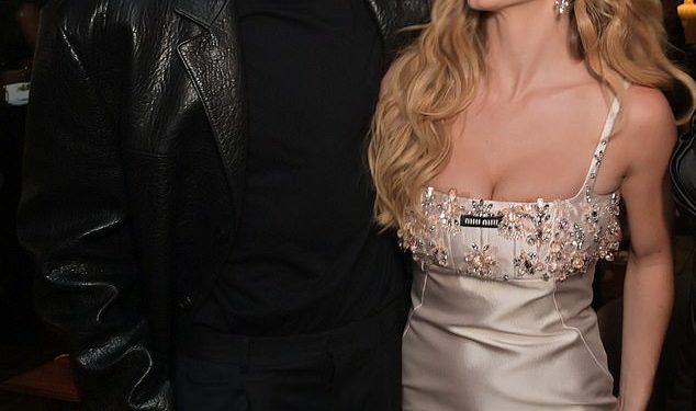 Sydney Sweeney pridružuje se rijetko viđen mlađi brat Trent dok je u prsatu izložilo satensku haljinu za zagrljaj figura u premijeri Echo Valley Afterparty