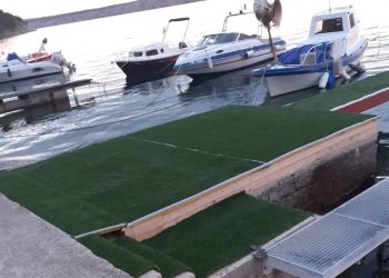 TEPIH RIVA Uklonjena ilegalno postavljena konstrukcija na rivi u Jadranovu