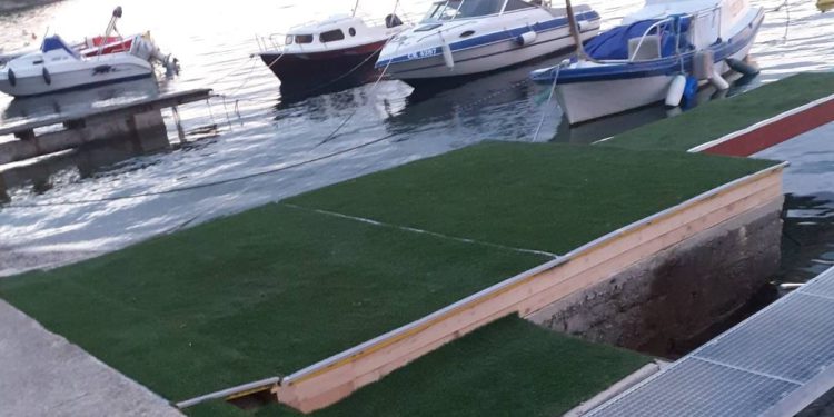 TEPIH RIVA Uklonjena ilegalno postavljena konstrukcija na rivi u Jadranovu