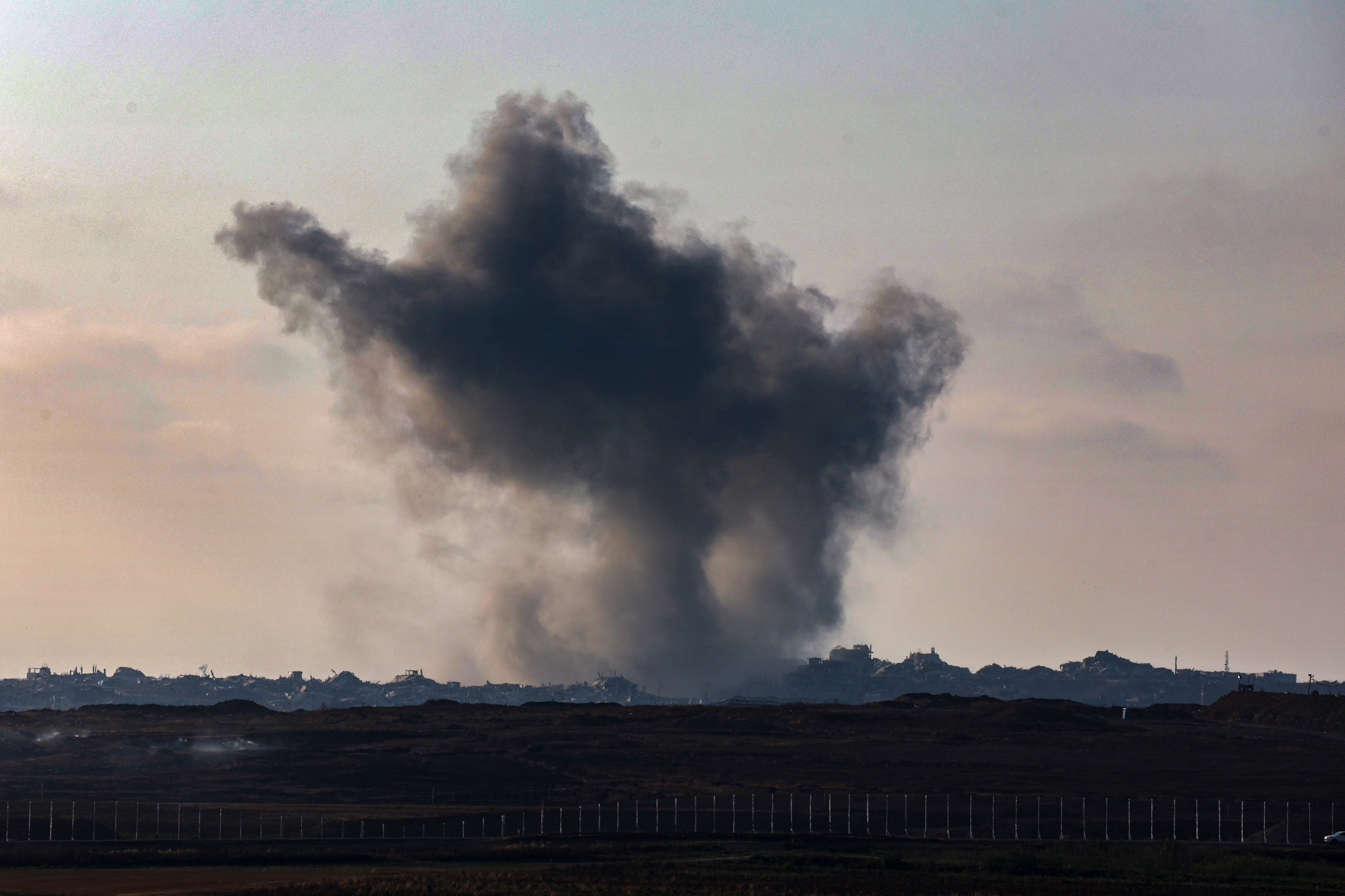 Dim se budi nakon izraelskog štrajka na Gazu 11. lipnja 2025.