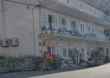 TOTALNI NERED Mještani Račišća na Korčuli bijesni: “U lokalnoj trgovini smeće je godinama posvuda, hrana na suncu usred podneva, proizvoljno zatvaraju, a cijene ostaju visoke