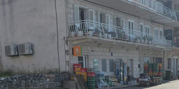TOTALNI NERED Mještani Račišća na Korčuli bijesni: “U lokalnoj trgovini smeće je godinama posvuda, hrana na suncu usred podneva, proizvoljno zatvaraju, a cijene ostaju visoke