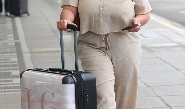 TOWIE zvijezda Lauren Goodger stiže u zračnu luku radi snimanja snimanja u Portugalu nakon što je otkrila da se prvi put prestravila da napusti kćer Larose i morala se boriti protiv svog straha od letenja