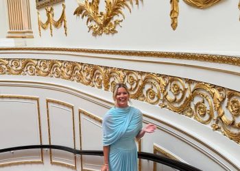 Tasha Ghouri veselo se pridružuje Jamieju Laing-u i Sophie Habboo u kršenju pravila o Buckinghamskoj palači dok pozira na velikom stubištu nakon tog videa za podizanje obrva