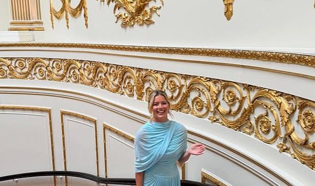 Tasha Ghouri veselo se pridružuje Jamieju Laing-u i Sophie Habboo u kršenju pravila o Buckinghamskoj palači dok pozira na velikom stubištu nakon tog videa za podizanje obrva