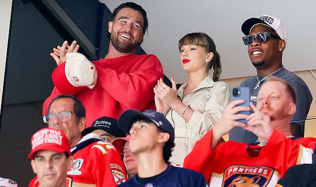 Taylor Swift i Travis Kelce pokrivaju na Stanley Cup Final Lift Leave NHL navijači koji probijaju