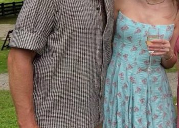 Taylor Swift i navijači Travis Kelce uvjerili su da su potajno vjenčani nakon što su primijetili curenu fotografiju