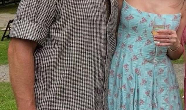 Taylor Swift i navijači Travis Kelce uvjerili su da su potajno vjenčani nakon što su primijetili curenu fotografiju