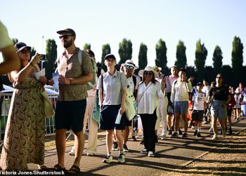 Tenisovi navijači rekli su da ne putuju u Wimbledon s redom ‘AT COIPACIENE’ i gužve suočene s ‘nekoliko sati za ulazak’ u 34c na najtoplijim danom otvaranja ikad