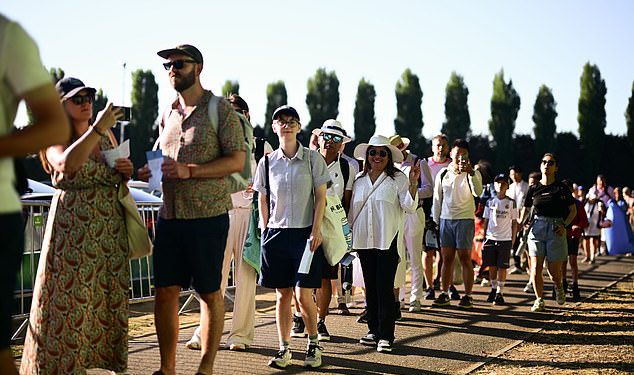 Tenisovi navijači rekli su da ne putuju u Wimbledon s redom ‘AT COIPACIENE’ i gužve suočene s ‘nekoliko sati za ulazak’ u 34c na najtoplijim danom otvaranja ikad