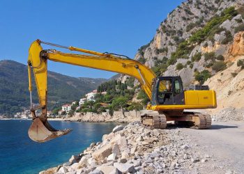 Teška mehanizacija uništila obalu, a čupanje posidonije nepovratno uzima pijesak