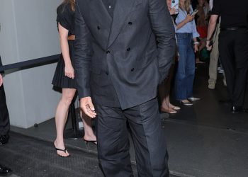 Theo James izgleda u crnom odijelu dok sudjeluje na izložbi piste Dolce & Gabbana tijekom milanskog tjedna mode usred ‘vodećih izgledi’ da postane sljedeći James Bond