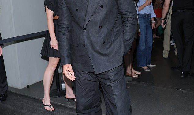 Theo James izgleda u crnom odijelu dok sudjeluje na izložbi piste Dolce & Gabbana tijekom milanskog tjedna mode usred ‘vodećih izgledi’ da postane sljedeći James Bond