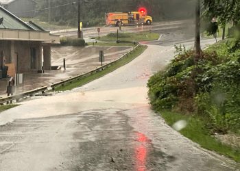 Tisuće vozača nasukalo je do osam sati nakon što su jake kiše pokrenule klizišta u Zapadnoj Virginiji