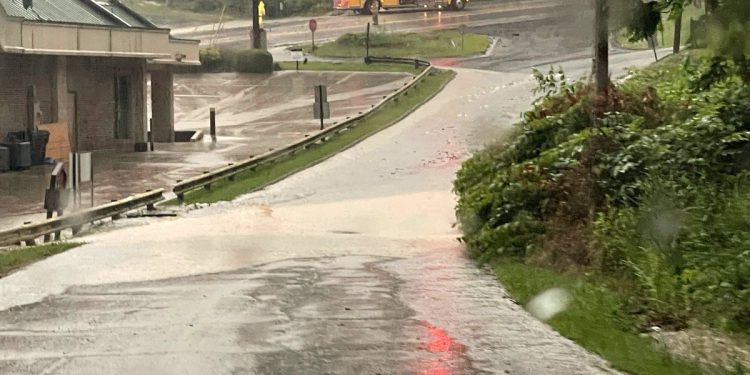 Tisuće vozača nasukalo je do osam sati nakon što su jake kiše pokrenule klizišta u Zapadnoj Virginiji