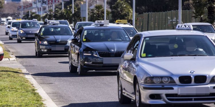 Tko kaže da splitski taksisti ‘deru’ s cijenama? Pogledajte zaradu vozača i cijenu vožnje iz centra Splita kilometrima daleko