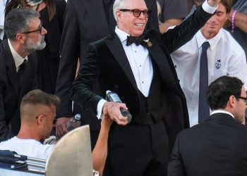 Tommy Hilfiger prelazi na vjenčanje na Bezosu, dok čitač usne otkriva da se nasmiješi reakciju Toma Bradyja