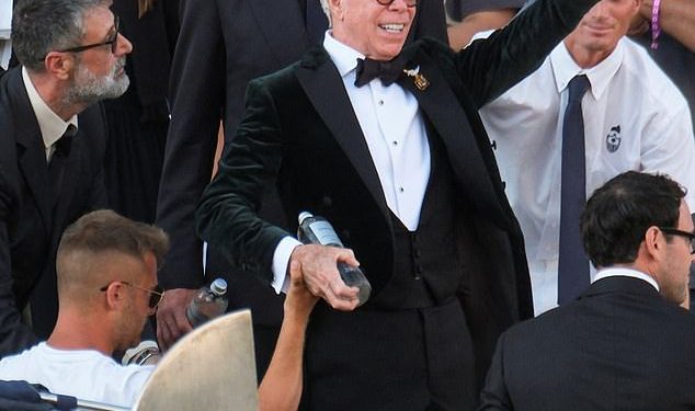 Tommy Hilfiger prelazi na vjenčanje na Bezosu, dok čitač usne otkriva da se nasmiješi reakciju Toma Bradyja