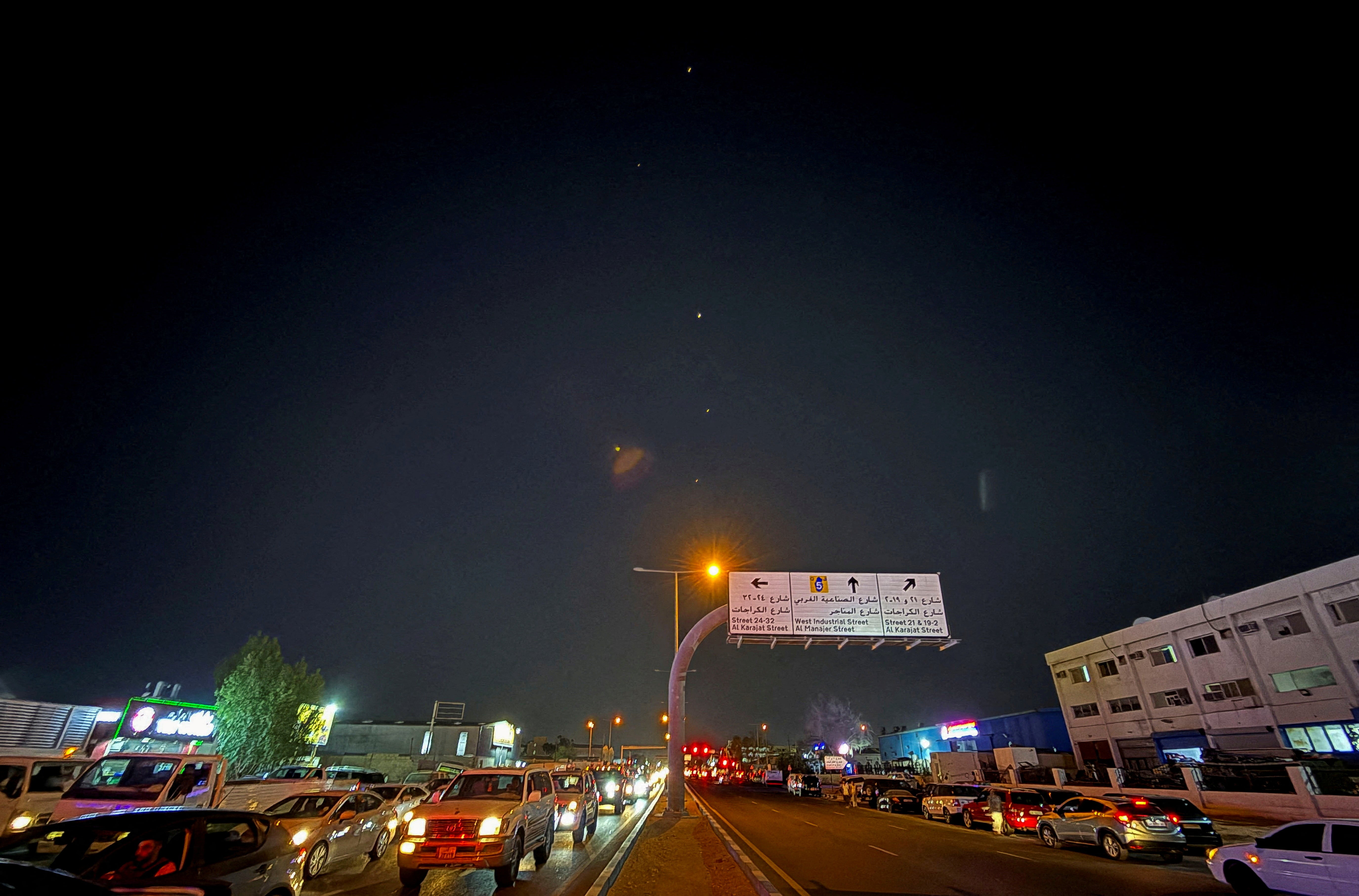 Tragovi se vide na nebu nakon što iranske oružane snage kažu da su u raketnom napadu ciljali na bazu američke vojske AL-Udeid