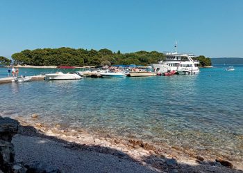 Trebali su biti uklonjeni prije 3 dana, zašto Grad Trogir ne djeluje po rješenju?