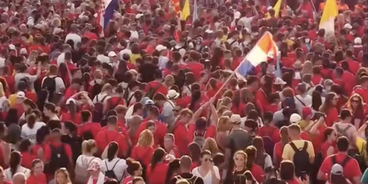 Trg preplavili vjerom: 15 tisuća mladih slavilo Boga u srcu Zagreba