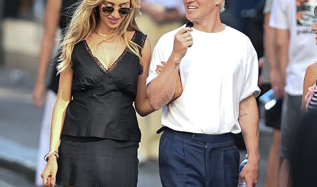 Trudna Sophie Habboo i Jamie Laing postavili su voljeni zaslon dok izlaze u Soho kako bi film zabavni projekt