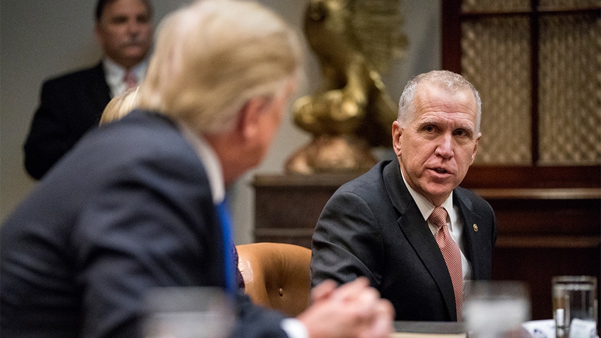 Trump sluša kako Tillis govori
