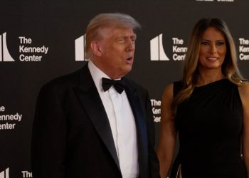 Trump je plakao dok sudjeluje na Les Miserables dok drag Queens održava prosvjed nakon izvedbe