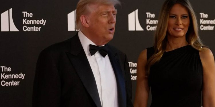 Trump je plakao dok sudjeluje na Les Miserables dok drag Queens održava prosvjed nakon izvedbe