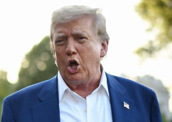 Trump je upravo postao prvi američki predsjednik koji je odbacio F-bombu na TV uživo. Ali on nije prvi koji je uhvaćen u prokletstvu