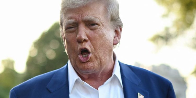 Trump je upravo postao prvi američki predsjednik koji je odbacio F-bombu na TV uživo. Ali on nije prvi koji je uhvaćen u prokletstvu