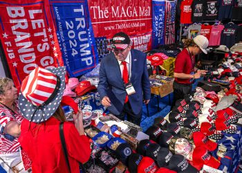 Trump je zaradio 10 milijuna dolara prodajući gitare, Biblije, satove i tenisice – ali njegova kripto tvrtka bila je najprofitabilnija od svih