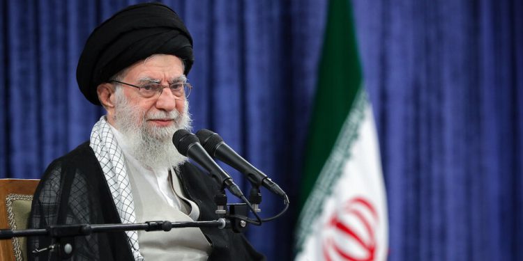 Trump nagovještava atentat na Khamenei – RT World News