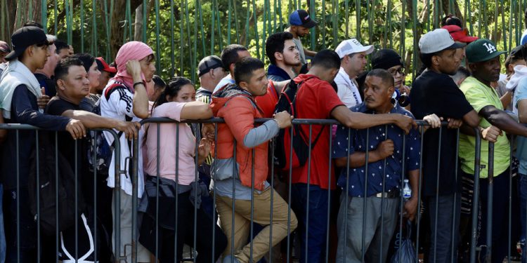 Trump naređuje “najveću masovnu deportaciju u povijesti” – RT World News