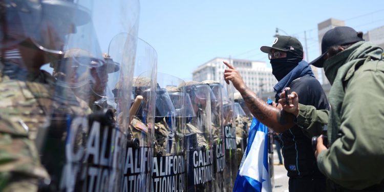 Trump naređuje provedbi zakona da “oslobodi” LA od “migrantske invazije” usred sukoba zbog ledenih racija