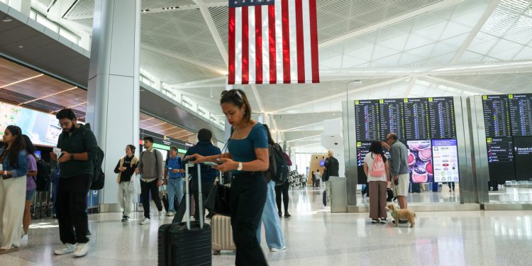 Trump oživljava zabranu putovanja i ograničava 19 zemalja