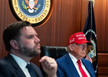 Trump predlaže promjenu režima u Iranu – satima nakon što su Vance i Hegseth inzistirali da to nije plan