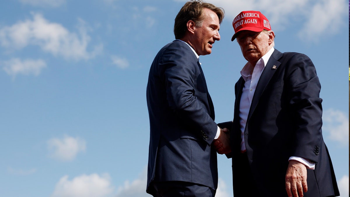 Bivši američki predsjednik Donald Trump rukuje s vladom Virginije Glenn Youngkin