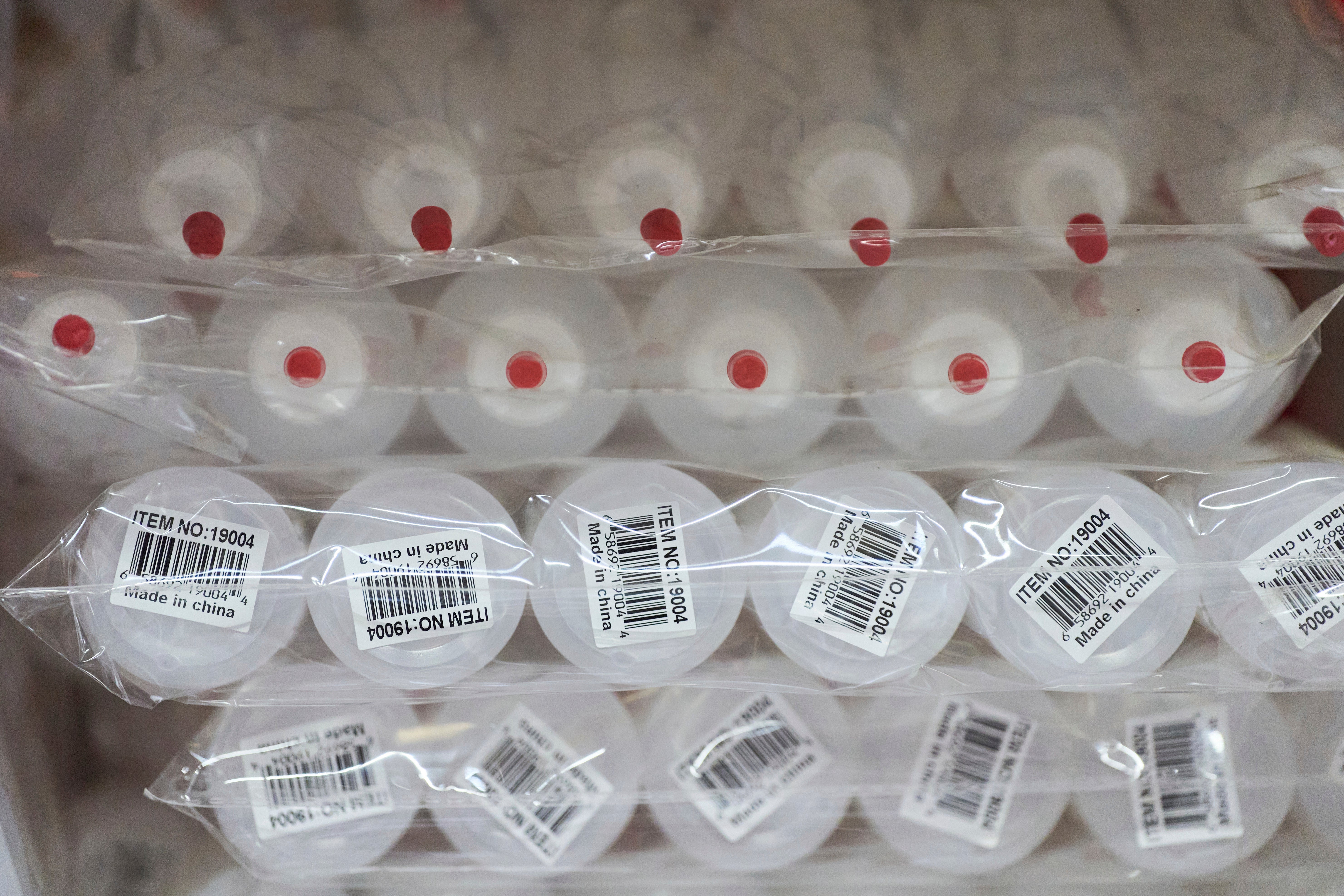 'Made in China' naljepnice viđene na plastičnim bocama za stiskanje obično se koriste za primjenu kose u kozmetičkim proizvodima na veliko u Doravilleu 9. svibnja 2025.