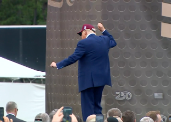 Trumpov ples iskriva ‘USA’ pjevanja od vojnika na Fort Bragg događaju