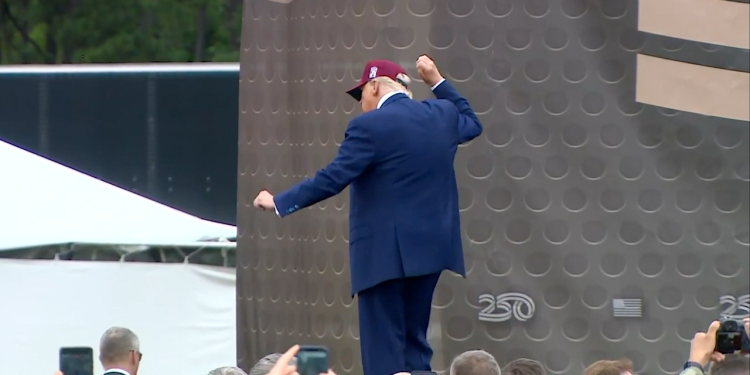 Trumpov ples iskriva ‘USA’ pjevanja od vojnika na Fort Bragg događaju