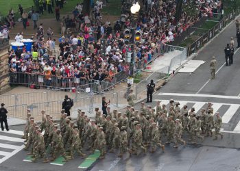 Trumpov tim tvrdi da je 250.000 pristaša gledalo njegovu vojnu paradu. Prosvjedi ‘No Kings’ privukli su najmanje 4 milijuna, kažu stručnjaci