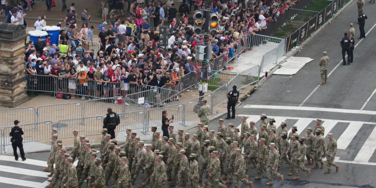Trumpov tim tvrdi da je 250.000 pristaša gledalo njegovu vojnu paradu. Prosvjedi ‘No Kings’ privukli su najmanje 4 milijuna, kažu stručnjaci