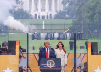 Trumpova vojna parada u tijeku dok predsjednik stiže gledati svečanosti na svoj rođendan